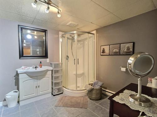 Bathroom - 110 Rue De Callières, Trois-Rivières, QC - Indoor Photo Showing Bathroom