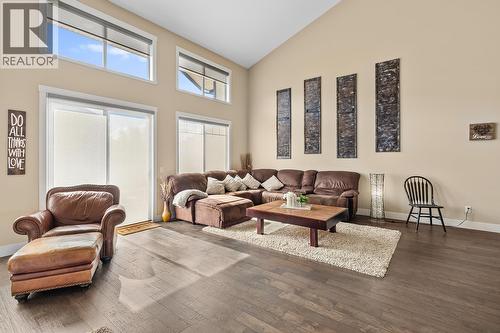 3359 Cougar Road Unit# 19, West Kelowna, BC - Indoor Photo Showing Living Room