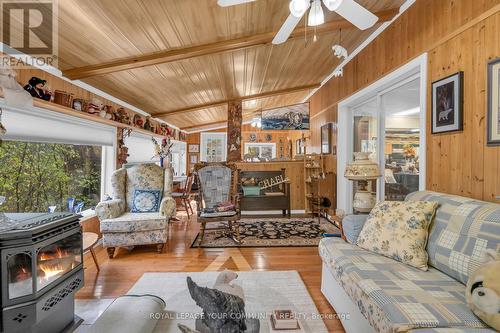 696 Catering Road S, Georgina, ON - Indoor Photo Showing Living Room
