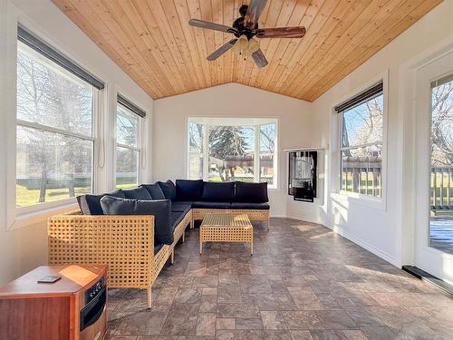15 Glengariff Street, Elkhorn, MB - Indoor Photo Showing Living Room