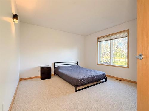 15 Glengariff Street, Elkhorn, MB - Indoor Photo Showing Bedroom