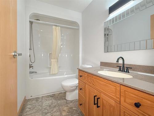 15 Glengariff Street, Elkhorn, MB - Indoor Photo Showing Bathroom