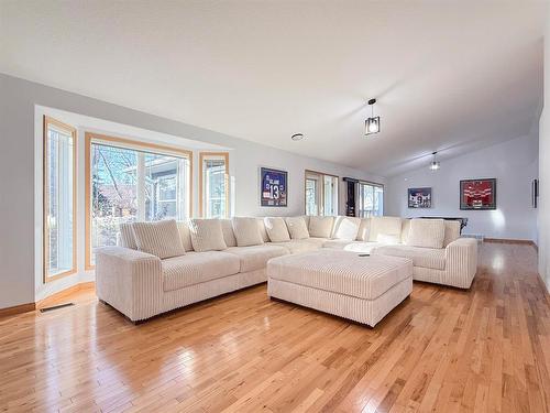 15 Glengariff Street, Elkhorn, MB - Indoor Photo Showing Living Room