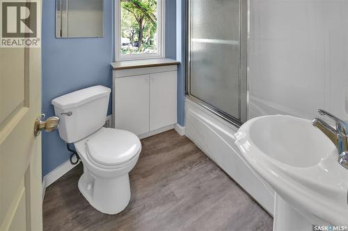 202 32Nd Street W, Saskatoon, SK - Indoor Photo Showing Bathroom
