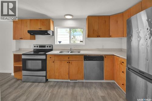 202 32Nd Street W, Saskatoon, SK - Indoor Photo Showing Kitchen With Double Sink