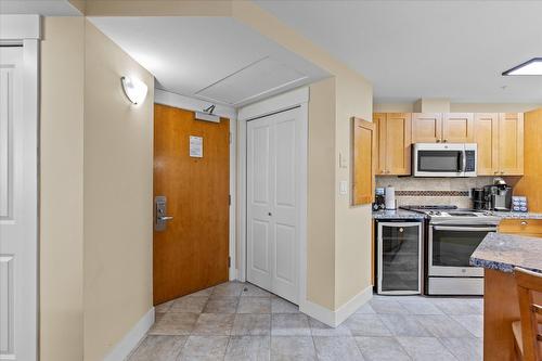 319-4205 Gellatly Road, West Kelowna, BC - Indoor Photo Showing Kitchen