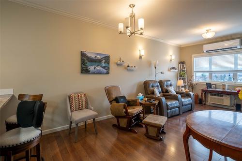 402-3010 35 Street, Vernon, BC - Indoor Photo Showing Living Room