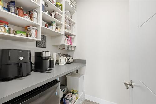 1623 Emerald Drive, Kamloops, BC - Indoor With Storage