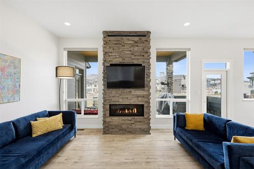 1623 Emerald Drive, Kamloops, BC - Indoor Photo Showing Living Room With Fireplace