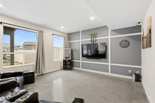 1623 Emerald Drive, Kamloops, BC - Indoor Photo Showing Living Room