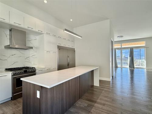 3567 Mckinley Beach Drive, Kelowna, BC - Indoor Photo Showing Kitchen