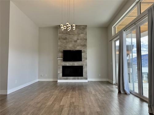 3567 Mckinley Beach Drive, Kelowna, BC - Indoor Photo Showing Living Room With Fireplace