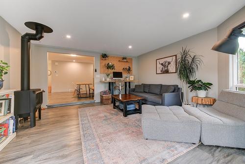 994 Tronson Drive, Kelowna, BC - Indoor Photo Showing Living Room