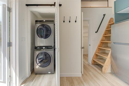 994 Tronson Drive, Kelowna, BC - Indoor Photo Showing Laundry Room