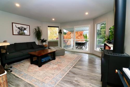 994 Tronson Drive, Kelowna, BC - Indoor Photo Showing Living Room