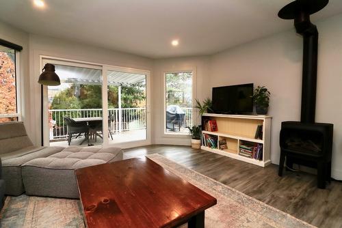 994 Tronson Drive, Kelowna, BC - Indoor Photo Showing Living Room