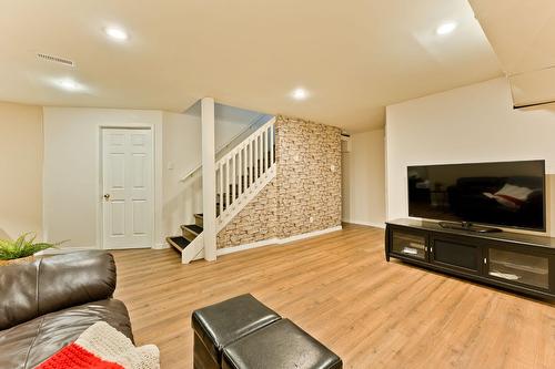 Salle familiale - 81 Rue Raymond, Magog, QC - Indoor Photo Showing Living Room