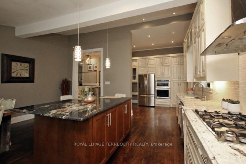 353 Kingsview Drive, Caledon, ON - Indoor Photo Showing Kitchen With Upgraded Kitchen