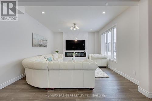 2232 Tripp Drive, London South (South V), ON - Indoor Photo Showing Living Room