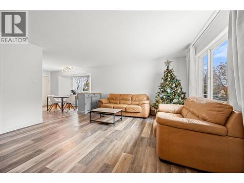 3011 Ensign Way, West Kelowna, BC - Indoor Photo Showing Living Room