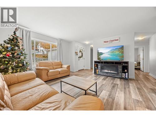 3011 Ensign Way, West Kelowna, BC - Indoor Photo Showing Living Room