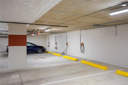 505-45 Haliburton St, Nanaimo, BC - Indoor Photo Showing Garage