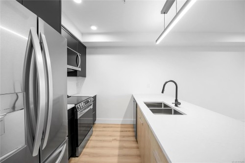 505-45 Haliburton St, Nanaimo, BC - Indoor Photo Showing Kitchen With Double Sink