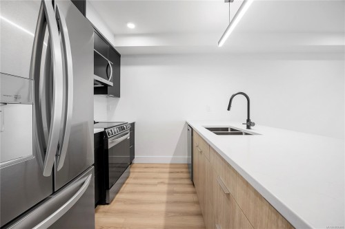 505-45 Haliburton St, Nanaimo, BC - Indoor Photo Showing Kitchen With Double Sink