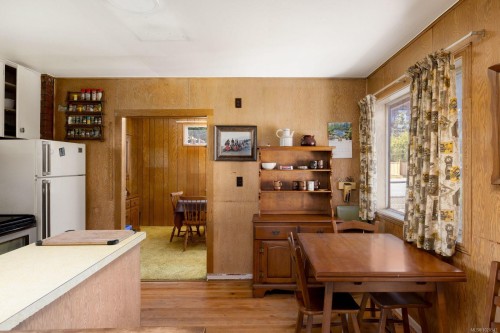 5015 Cordova Bay Rd, Saanich, BC 