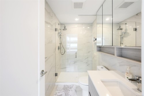 1006-777 Herald St, Victoria, BC - Indoor Photo Showing Bathroom