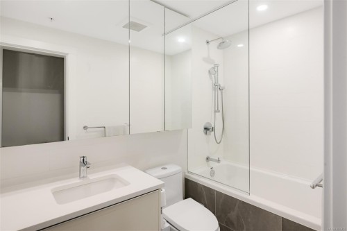1006-777 Herald St, Victoria, BC - Indoor Photo Showing Bathroom
