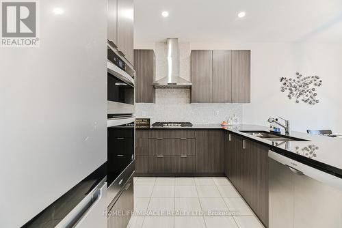 443 Henderson Way, Shelburne, ON - Indoor Photo Showing Kitchen With Double Sink With Upgraded Kitchen