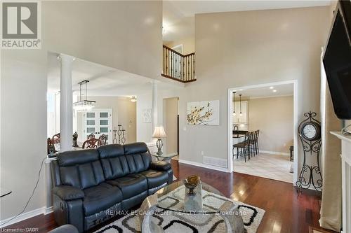 11 Silverspring Crescent, Hamilton, ON - Indoor Photo Showing Living Room