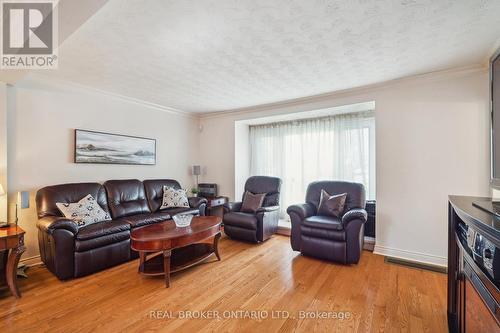 38 Riverview Heights, Toronto, ON - Indoor Photo Showing Living Room
