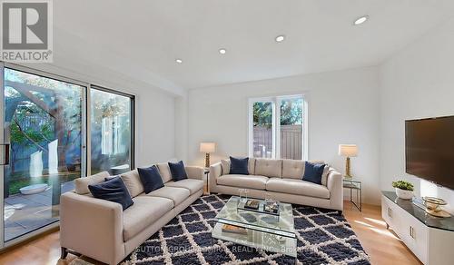 111 Kelso Crescent, Vaughan, ON - Indoor Photo Showing Living Room