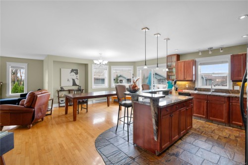 4012 Rainbow St, Saanich, BC 