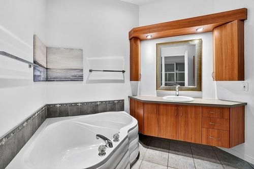 Bathroom - 105-275 Rue Upper Edison, Saint-Lambert, QC - Indoor Photo Showing Bathroom