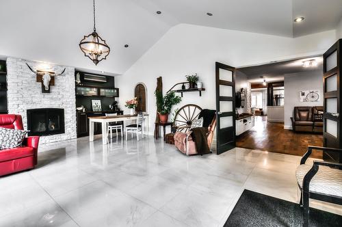 Salle familiale - 249 Rue St-Henri, Napierville, QC - Indoor Photo Showing Living Room With Fireplace