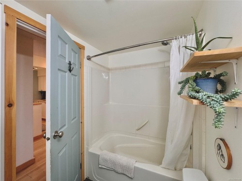 203-250 Hemlock St, Ucluelet, BC - Indoor Photo Showing Bathroom