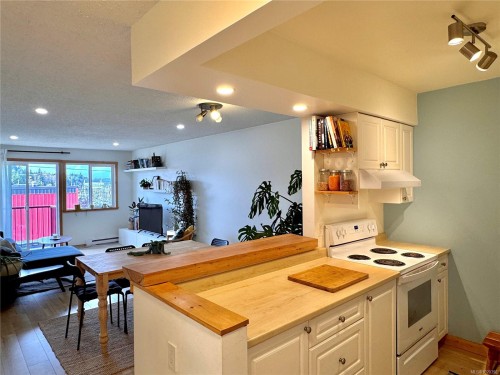 203-250 Hemlock St, Ucluelet, BC - Indoor Photo Showing Kitchen
