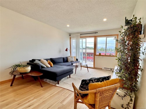 203-250 Hemlock St, Ucluelet, BC - Indoor Photo Showing Living Room