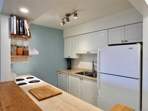 203-250 Hemlock St, Ucluelet, BC - Indoor Photo Showing Kitchen With Double Sink