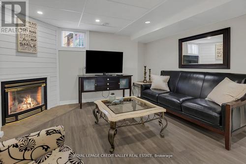 11 Jefferson Court W, Welland, ON - Indoor Photo Showing Living Room With Fireplace