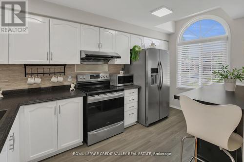 11 Jefferson Court W, Welland, ON - Indoor Photo Showing Kitchen