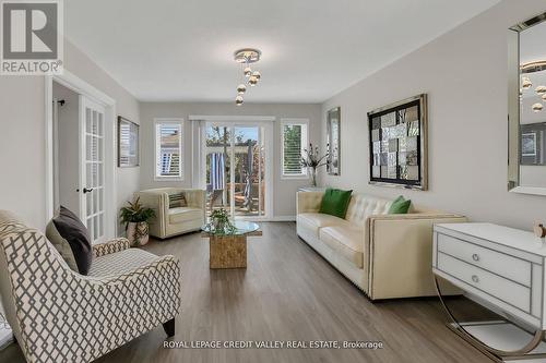 11 Jefferson Court W, Welland, ON - Indoor Photo Showing Living Room