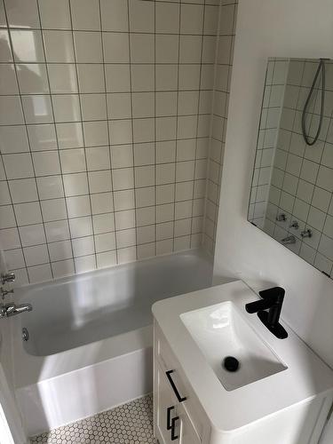 Bathroom - 4-5000 6E Avenue, Montréal (Rosemont/La Petite-Patrie), QC - Indoor Photo Showing Bathroom