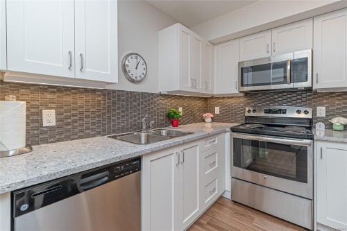 606-917 Avrill Rd, Langford, BC - Indoor Photo Showing Kitchen With Double Sink With Upgraded Kitchen