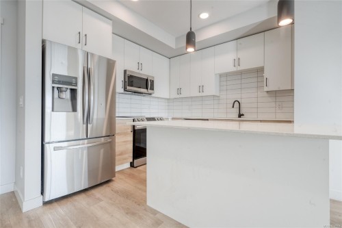 301-2469 Gateway Rd, Langford, BC - Indoor Photo Showing Kitchen With Stainless Steel Kitchen With Upgraded Kitchen