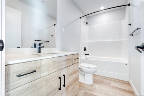 301-2469 Gateway Rd, Langford, BC - Indoor Photo Showing Bathroom