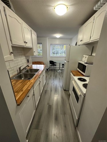 5109-999 Bowen Rd, Nanaimo, BC - Indoor Photo Showing Kitchen With Double Sink